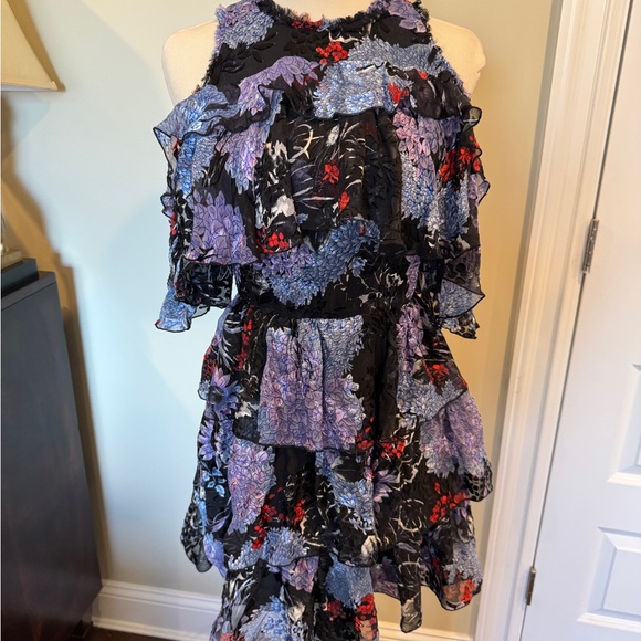 Alice + Olivia Dresses & Skirts - Alice + Olivia Nichola Cold Shoulder Floral Dress size 2